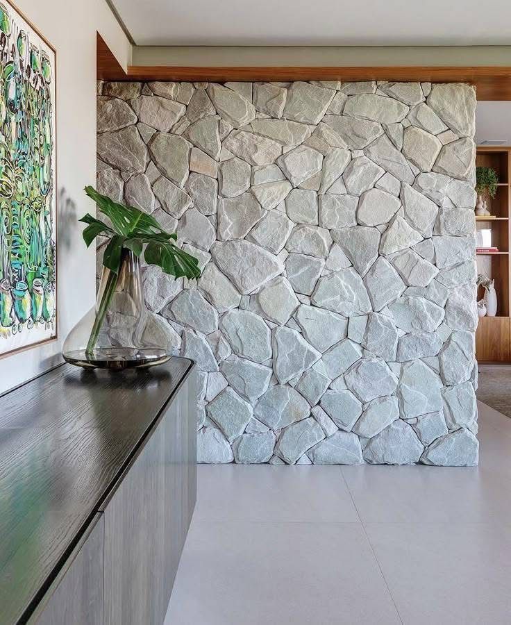 Ambiente interno com parede revestida em Almofada Branca Quartzito