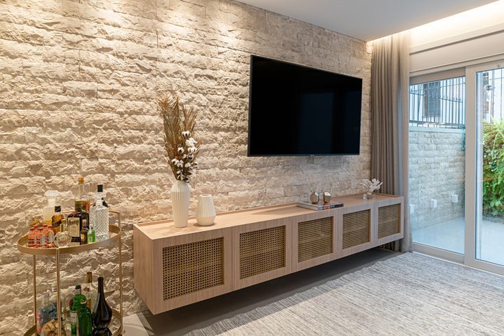 Ambiente interno com parede revestida em Travertino Rock Face