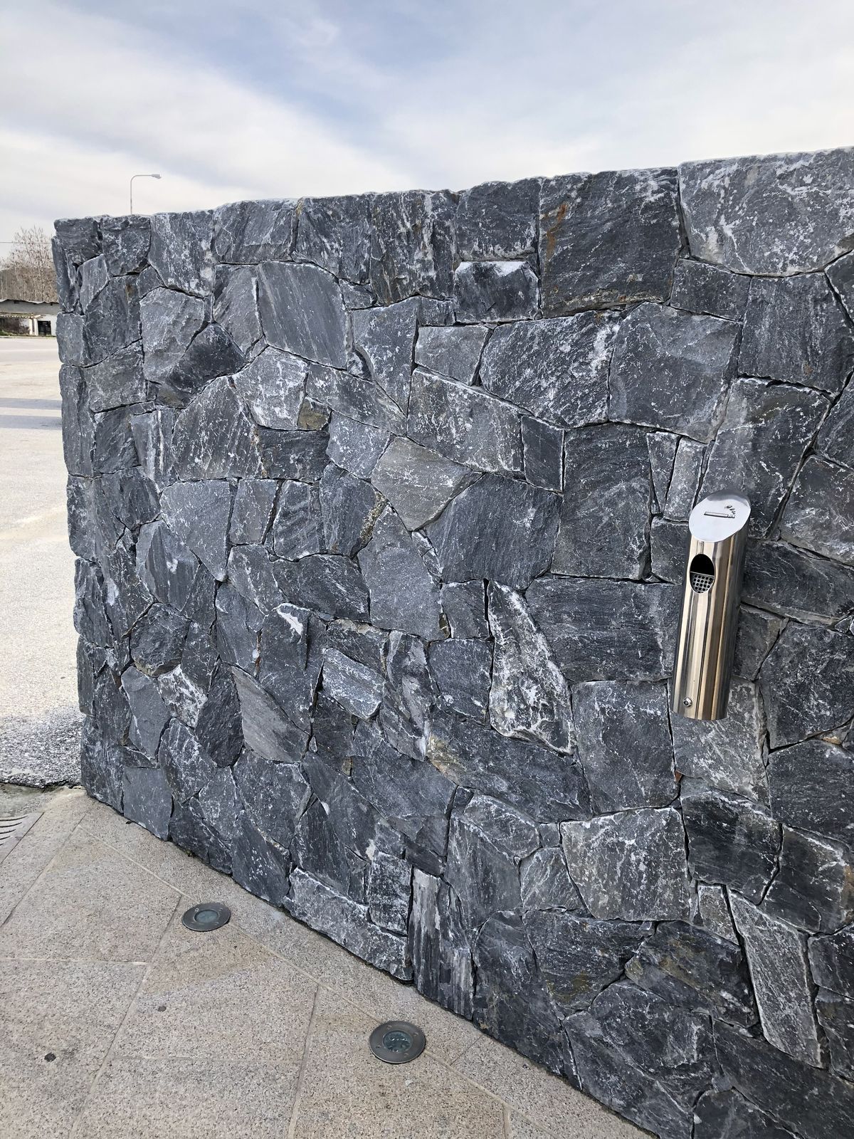 Muro externo revestido em pedra Imperial Black